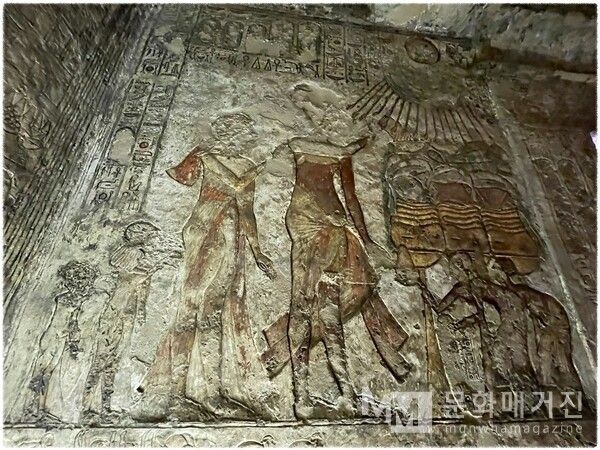 ▲아텐의 빛 아래 마주 선 인물들의 경건한 자세. 왕실의 권위와 신앙심이 교차하는 지점을 보여준다 / 사진: 한민광 제공