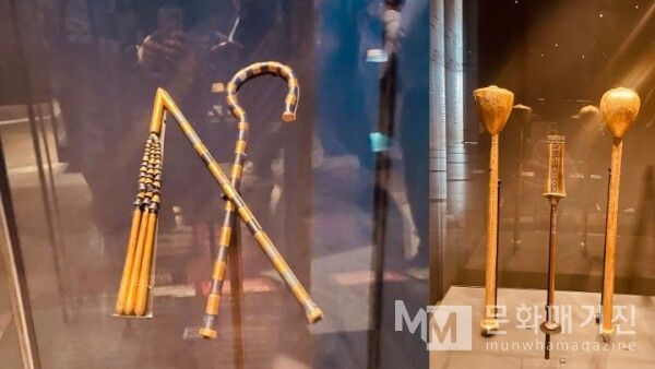 ▲ 금과 푸른 유리로 장식된 굽은 지팡이와 도리깨는 백성을 인도하는 목자로서의 왕권을 상징한다. 정교하게 세공된 이 상징물들은 왕의 권위를 드높이는 동시에 그의 신체적 한계를 보완해 주는 도구이기도 했다 / 사진: 한민광 제공
