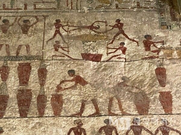 ▲ 긴 관으로 불을 지피며 금속을 다루는 장인들과 커다란 항아리를 작업하는 사람들의 모습이다. 치열한 노동의 현장을 역동적이고 세밀하게 묘사하여 고대 이집트의 뛰어난 기술력과 생명력을 보여준다 / 사진: 한민광 제공