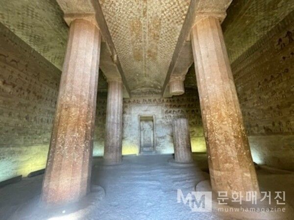▲ 묘실 천장의 정교한 장식으로, 중앙을 가로지르는 노란색 직사각형은 지붕을 든든하게 받쳐주는 굵은 통나무를 시각적으로 재현한 것이다 / 사진: 한민광 제공
