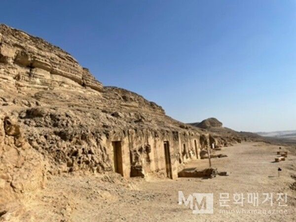 ▲ 베니 하산의 거친 석회암 절벽을 가로질러 아메넴하트 무덤의 입구까지 길게 뻗어 있는 진입로 / 사진: 한민광 제공