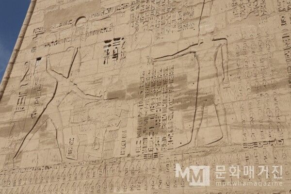 ▲ 이집트 파라오가 신성한 힘을 상징하는 곤봉을 치켜들고, 무릎 꿇은 이방인 포로들의 머리채를 움켜쥐며 적을 제압하는 장면이다. 이는 이집트 미술의 전통적인 모티프인 '적을 내리치는 파라오'로, 왕의 절대적인 무력과 신의 대리자로서의 권위를 과시하는 전형적인 선전(Propaganda) 예술이다 / 사진: 한민광 제공