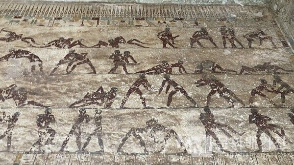 ▲ 대련이 깊어지면서 바닥에 완전히 쓰러진 상대를 누르거나 메치기를 시도하는 그라운드 기술의 연속적인 동작들이 벽면 가득 긴박하게 펼쳐진다 / 사진: 한민광 제공