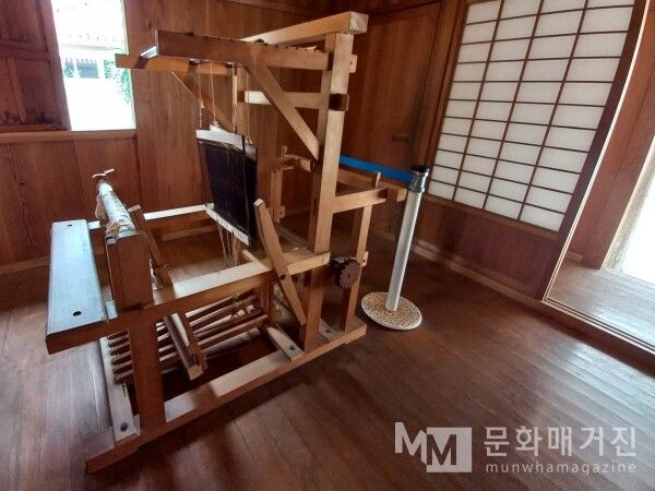 ▲ 야외 마당에 재현된 오키나와 전통 민가. 실내에 베틀이 놓여 있다 / 사진: 정혜원 제공