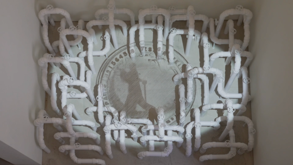 ▲ 지연된 감각(Slow Capture), 2025, PVC 파이프, 3D 프린팅, 설치 위 영상 프로젝션, 65x270x210cm, 6분 40초 / 사진: 옥상팩토리 제공&nbsp;
