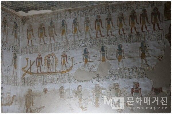 ▲ 수평적인 단으로 나뉜 거대한 지하 세계의 벽화로, 중앙에는 여러 신들이 밧줄을 끌고 있으며 왼쪽에는 신성한 태양선이 부활의 여정을 시작하고 있다 / 사진: 한민광 제공