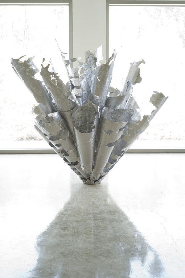 ▲ Yoon-Hee Improvisation 1, 2026, Aluminium, h150x160x143cm / 사진: 리안갤러리 제공&nbsp;