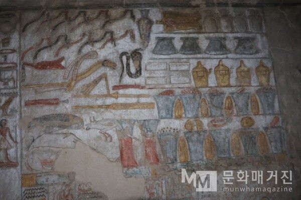 ▲ 사후 세계에서 사용할 지팡이, 그릇, 제물이 벽면 가득 쌓여 있다. 영원한 풍요를 바라는 이들의 간절함이 엿보인다 / 사진: 한민광 제공