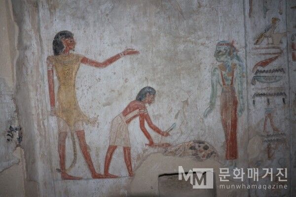 ▲ 표범 가죽을 입은 사제의 주관 아래, 제물로 바칠 소를 도살하는 신성한 봉헌 의례가 거행되고 있다. 푸른 피부의 신이 그 엄숙한 과정을 묵묵히 지켜본다 / 사진: 한민광 제공