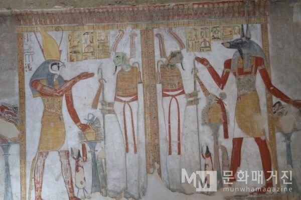 ▲ 매의 머리를 한 호루스와 자칼의 머리를 한 아누비스가 두 여신과 함께 서서 사후 세계의 의식을 진행하고 있다 / 사진: 한민광 제공