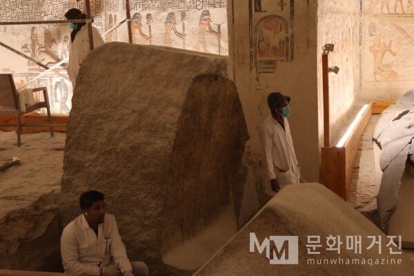 ▲ 거대한 돌 조각 옆에서 연구원들이 긴장된 호흡으로 보존 작업을 이어가며 역사를 기록한다. 1부의 시작과 완벽하게 수미상관을 이루도록 사진을 배치했다 / 사진: 한민광 제공