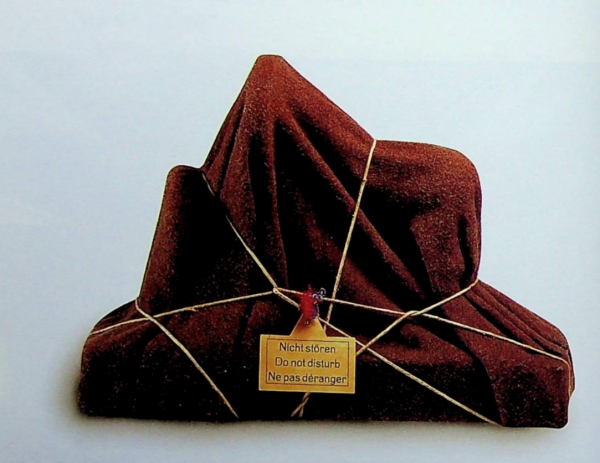 ▲ 만 레이가 찍은 '이시도르 뒤카스의 수수께끼(The Enigma of Isidore Ducasse)', 1920 원작(소실점)을 1971년 재구성. 담요와 노끈으로 포장한 재봉틀. 높이 45cm, 로테르담, 보이만스-반뵈닝겐 미술관