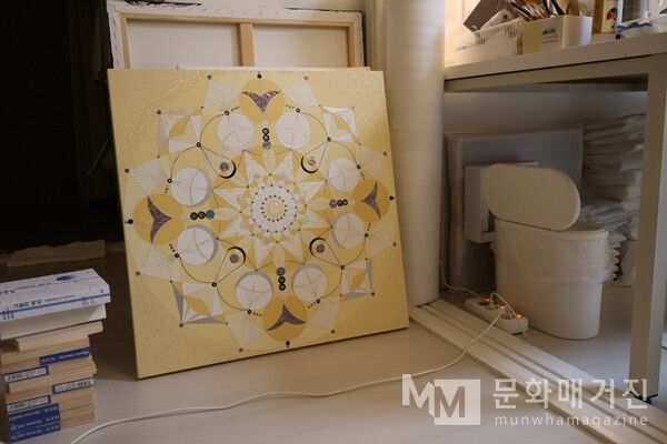 ▲ 기하학적 회화 작업 / 사진: 이응 제공