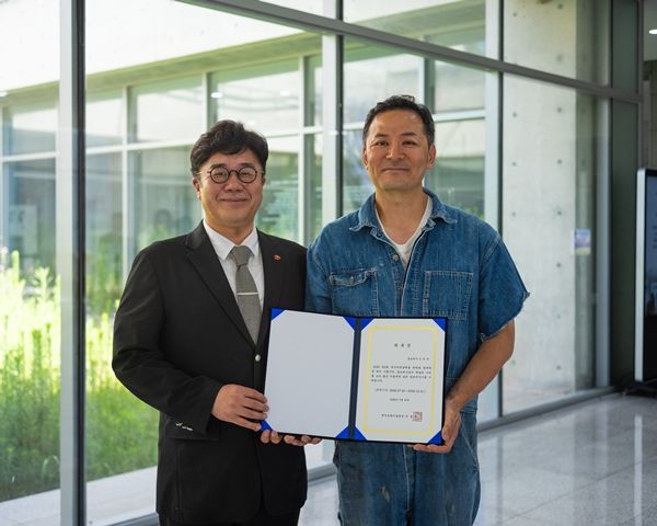 ▲ 소통 전문가 김창옥이 이번 제주비엔날레 홍보대사로 위촉됐다 / 사진: 제주비엔날레 제공