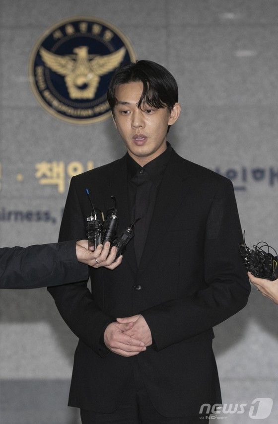 마약 상습 투약 혐의를 받는 배우 유아인(본명 엄홍식)이 17일 오전 서울 마포구 서울경찰청 마약범죄수사대에서 소환 조사를 마친 후 건물을 나서고 있다.