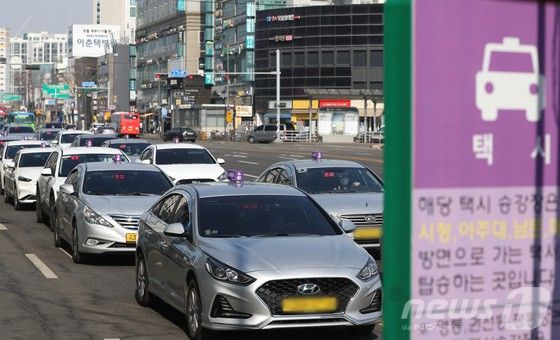 사진 = 경기 수원시 팔달구 수원역 택시승강장에 택시들이 정차해 있는 모습.