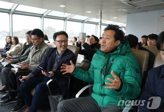 유럽 출장길에 오른 오세훈 서울시장이 13일(현지시간) 영국 런던의 동서를 연결하는 주요 교통수단 중 하나인 '리버버스'에 탑승, 템즈강의 수변 경관에 대해 이재혁 건축가로부터 설명을 듣고 있다. (서울시 제공)