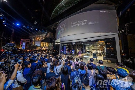 17일 삼성전자가 지난 15일(현지시간) 동남아 최초로 베트남 호찌민에 브랜드 체험 공간인 '삼성 쇼케이스'를 오픈했다고 밝혔다.베트남 호찌민의 비텍스코(Bitexco) 파이낸셜 타워에 약 1,100㎡(약330여 평) 규모로 마련된 '삼성 쇼케이스'는 미국 뉴욕의 '삼성837', 독일 프랑크프루트의 '자일 쇼케이스'에 이어 삼성전자가 전세계에서 3번째로 문을 연 브랜드 체험 공간이다. (삼성전자 제공)