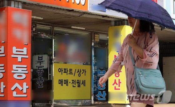 7일 서울 노원구 부동산 밀집지역에 시민들이 지나가고 있다. 서울 주택 평균 월세가격이 100만원을 웃도는 것으로 나타났다. 직장인 평균 월급의 3분의 1 수준이다. 7일 한국부동산원에 따르면 서울 주택(아파트·연립다세대·단독주택 등) 평균 월세보증금은 지난 5월 기준 1억4695만1000원으로 집계됐다. 같은 기간 주택 평균 월세가격은 105만6000원이었다. 통계청이 올해 2월 발표한 2021년 임금근로자 평균소득 333만원이라는 점과 비교하면, 월급의 3분의 1을 월세로 내는 셈이다.