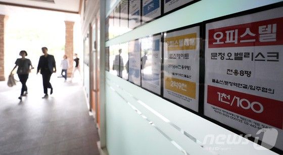 7일 서울 송파구 한 부동산 중개업소에 월세 매물 안내문이 붙어있다.서울 주택 평균 월세가격이 100만원을 웃도는 것으로 나타났다. 직장인 평균 월급의 3분의 1 수준이다. 7일 한국부동산원에 따르면 서울 주택(아파트·연립다세대·단독주택 등) 평균 월세보증금은 지난 5월 기준 1억4695만1000원으로 집계됐다. 같은 기간 주택 평균 월세가격은 105만6000원이었다. 통계청이 올해 2월 발표한 2021년 임금근로자 평균소득 333만원이라는 점과 비교하면, 월급의 3분의 1을 월세로 내는 셈이다.