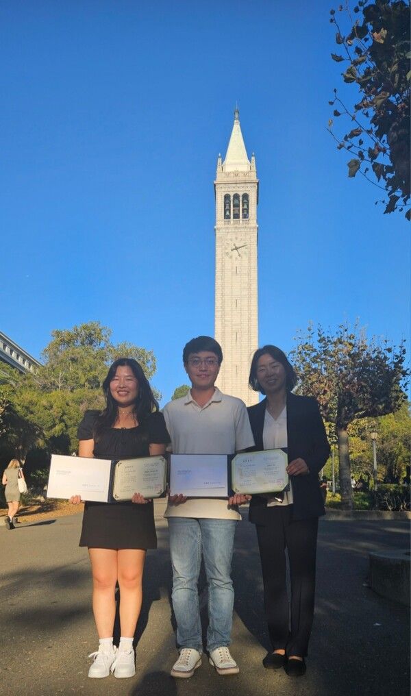 강완희 샌프란시스코 교육원장 (오른쪽)이 장학증서와 장학금을 전달하고 기념촬영을 하고 있다./사진=US-KNEWS 제공.