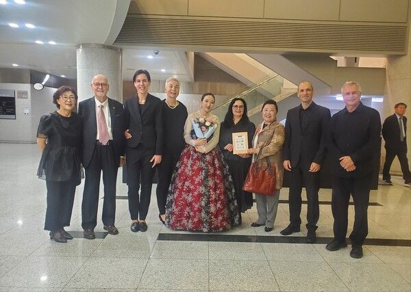 성남아트센터에서 공연을 마친 스위스 만돌린팀과 함께 기념촬영. C.Wernicke 지휘자(우측에서 두번째),최갑숙 케이글 대표(우측에서세번째), 서윤숙 분당만돌린오케스트라 지휘자(우측에서 내번째),권귀진 가야금 협연자(우측에서 다섯번째)/사진=분당만돌린오케스트라 제공