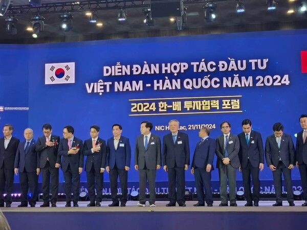 한·베 투자협력 포럼 주요참가자 기념 촬영/사진=중소기업중앙회 제공.