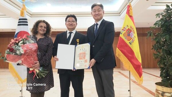 김영기 유럽한인총연합회장에게 스페인 임수석 대사가 국민훈장 모란장 수여장면./사진=스페인태권도협회 제공.