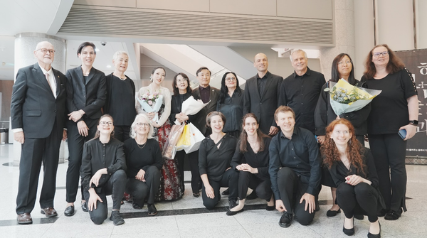 지난 2일 성남아트센트 콘서트홀에서 서윤숙 상임지휘자(뒷줄 왼쪽 다섯번째부터), 이상기 재외동포신문 회장, 크리스티안 베르니케 지휘자(뒷줄 오른쪽 네번째)가 기념촬영을 하고 있다. / 사진=쌍방울 제공