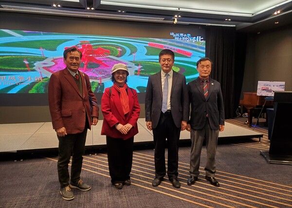 국내 하북성 태항산ㆍ정딩고성 여행프로그램 개발회사 비나리투어 한유수 회장과, 신점숙 관광공사 파워블로거와 양국(양쥔 부청장과 이상기 회장) 개막식 축사 인사와 기념촬영/사진=한중지역경제협회 제공.