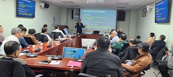 사)대한사랑 최원호 학술이사가 해외동포언론사 사주 대상으로 개천사상에 대해 국회 제2간담회실에서 특별강연을 하고 있다./사진=(사)해외동포언론사협회 제공