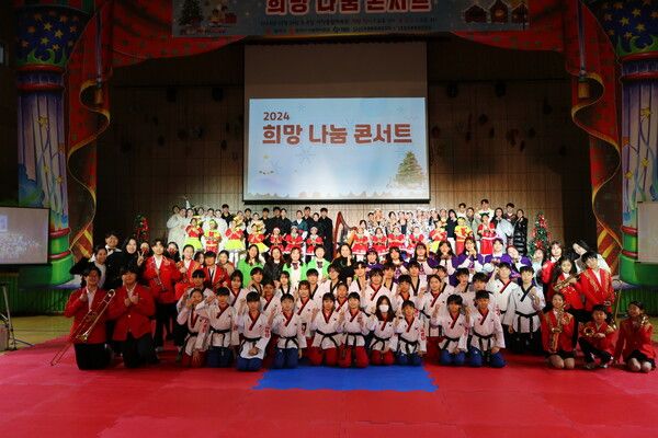 전체출연자 합동 기념 촬영장면/사진=율동체조협회 제공