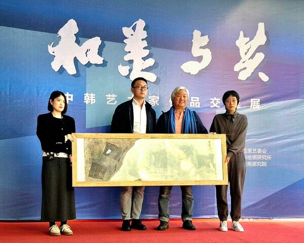 &nbsp;&nbsp;위해 시립미술관 개막행사에서 차홍규 회장의 작품이 미술관에 영구 소장 됨을 선포