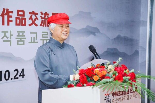 &nbsp; 심양 시립미술관 개막행사에서 인사말을 하는 차홍규 한중미술협 회장