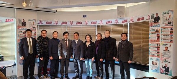 개소식 종료 후 강신욱 후보가 캠프 주요 인사들과 합동 사진촬영/사진=강신욱 후보 선거사무실 제공