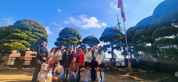 페루 블링원 걸그룹 페루대사 초청 관저 방문 기념 촬영./사진=월드케이팝센터 제공.