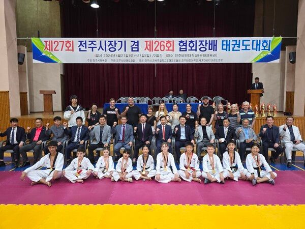 전주 태권도대회 조직위 관계자들과 호주 대표단 기념 촬영./사진 세계어린이태권도연맹 제공.