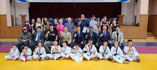 세계어린이태권도연맹 임원진과 호주 대표단 기념 촬영./사진=세계어린이태권도연맹 제공.