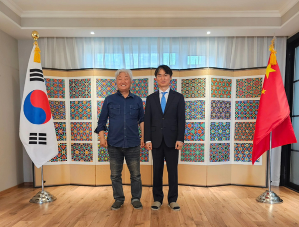 차홍규 한중미술협회 회장(좌측), 주심양 최희덕 총영사./사진=한중미술협회 제공.