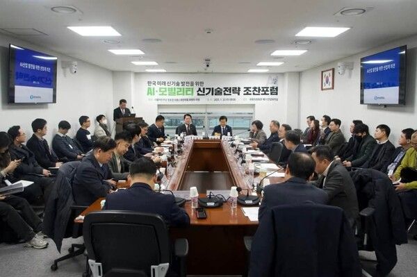 AI·모빌리티 신기술전략 조찬포럼 장면, 중간 테이블 좌측(안철수 의원) 우측 (정동영 의원)/사진=정동영 의원실 제공