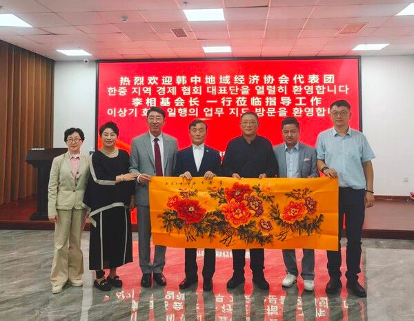 린이시 국제여행그룹은 한중지역경제협회 방중대표단(이상기 한중지역경제협회 회장, 조광휘 인천공항발전특위 위원장,함운희 글로벌 관광협의회 회장)측에 富를 상징하는 유명 중국 작가 목단화를 선물했다./사진=한중지역경제협회 제공
