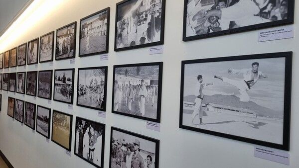 무주태권도원 국립태권도박물관에 전시된 주월사령부 태권도 교관단 활동 사전 전시회 작품/사진 태권도진흥재단 제공