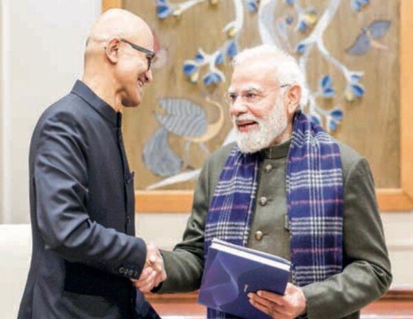 사진: 마이크로소프트가 제공한 이 사진에서 사티아 나델라 최고경영자(왼쪽) CEO는 2025년 12월 9일 화요일 인도 뉴델리에서 나렌드라 모디 인도 총리와 회담 중 악수하고 있다.