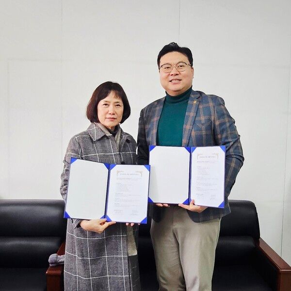 상호 업무협약 양해각서 체결 기념사진(사진 제공 : 한국방위산업연구소)