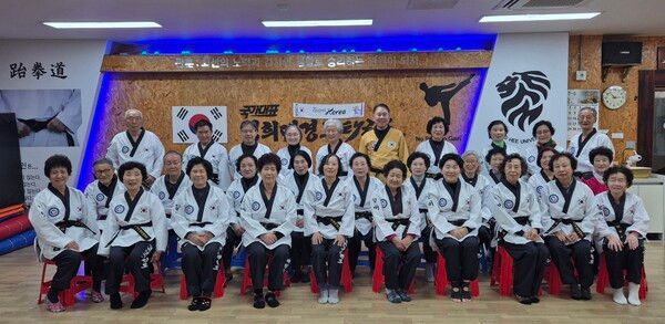 전북 전주시 최초로 탄생된 순수 생활체육 '실버경무태권도단' 합동 기념 촬영/사진 전북시니어태권도협회 제공