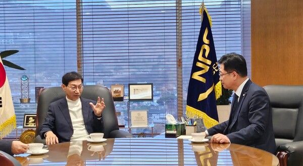 25일 안호영 의원은 전주 국민연금공단 본부에서 김성주 이사장을 만나 ‘금융으로 돈 버는 전북’을 협의했다. /사진=안호영 의원실 제공