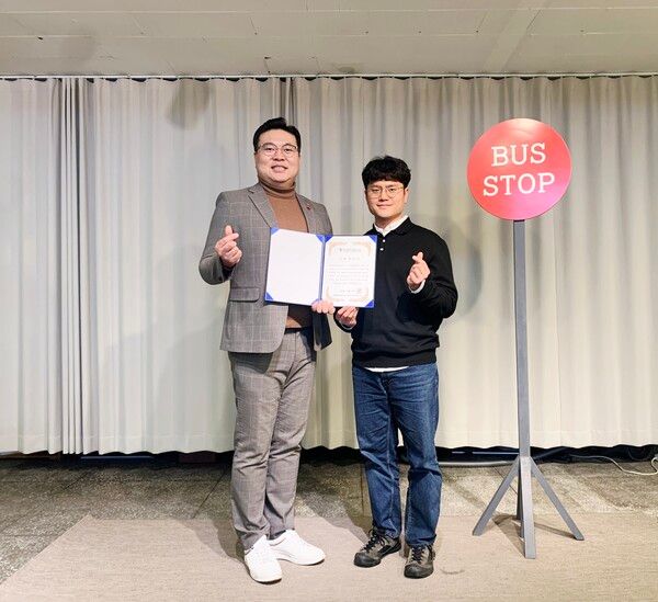 기부 약정서 체결 기념사진 촬영(사진 제공 : 한국방위산업연구소)