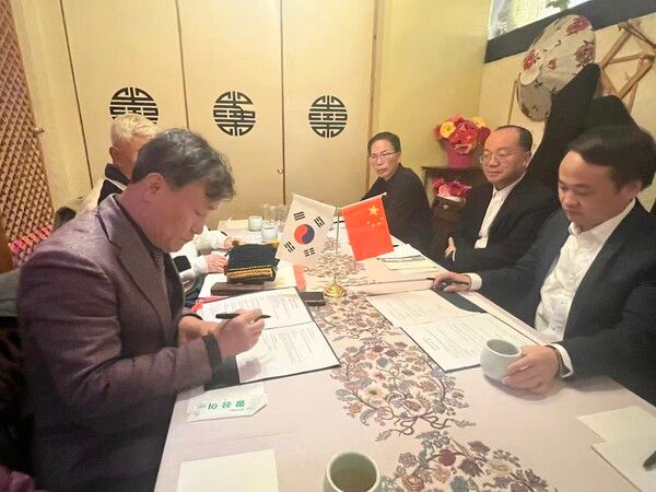 좌측 한중지역경제협회 이상기 회장/사진=뉴스비전DB