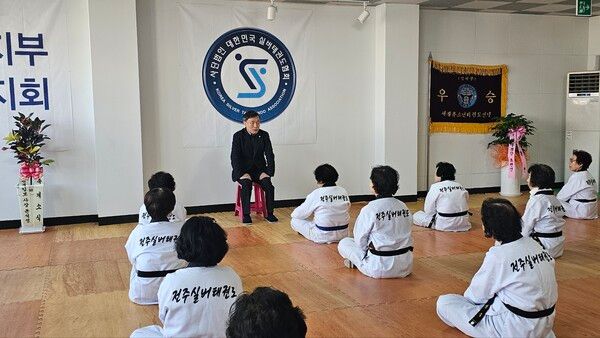 지난 27일 이상기 총재가 전주소재 실버태권도체육관을 방문, 경락품세 탄생 배경과 의의, 향후 구상을 경락품세 시범단원들에게 설명과 함께 질의응답 장면/사진 세계어린이태권도연맹 제공
