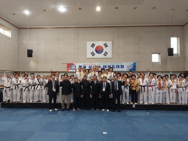 6일 전주비전대학교 미래관 3층에서 전북특별자치도 시니어태권도협회가 주최ㆍ주관하는 2036년 전주 하계올림픽 유치기원 JST 전국시니어태권도대회가 전국 7개시군에서 선수 310명이 참가한 가운데 절찬리에 거행되었다./사진 제공 전북특별자치도 시니어태권도협회